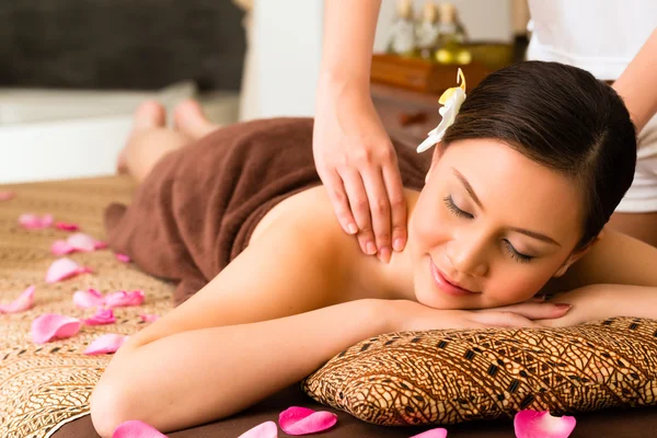 Chinese Woman at wellness massage with essential oils — Stock Photo, Image