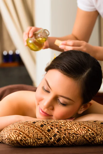 Chinese Woman at wellness massage with essential oils — Stock Photo, Image