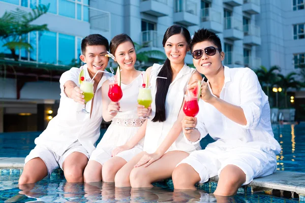Pasangan Cina minum koktail di kolam renang hotel — Stok Foto