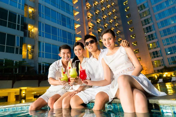 Китайські пари, пили коктейлі в барі біля басейну готелю — стокове фото