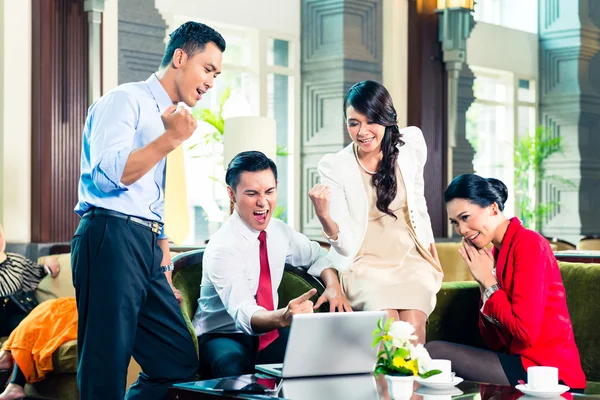 Asian businesspeople having meeting — Stock Photo, Image