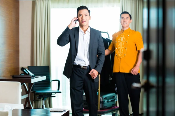 Asiatiska gästen som checkar in hotellrum — Stockfoto