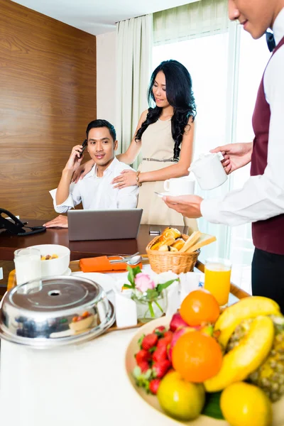 Asiático serviço de quarto garçom servindo café da manhã no quarto do hotel — Fotografia de Stock