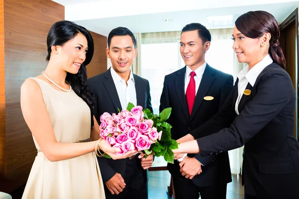 Staff greeting guests in Asian hotel — Stock Photo, Image