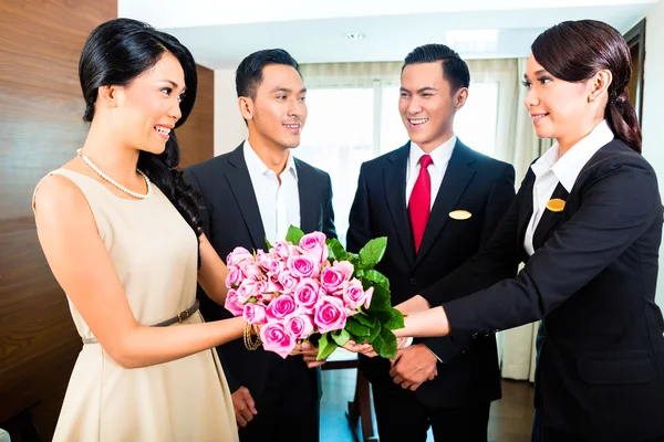 Personale che saluta gli ospiti in hotel asiatico — Foto Stock