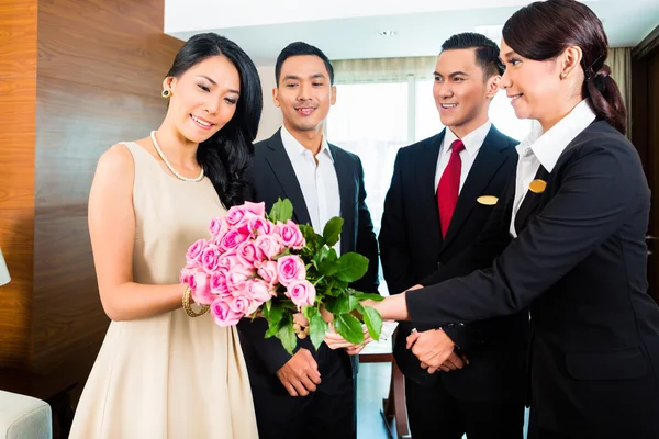 Staff greeting guests in Asian hotel — Stock Photo, Image