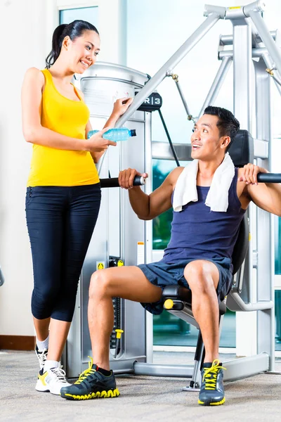 Ung kvinna och man chattar på gym — Stockfoto