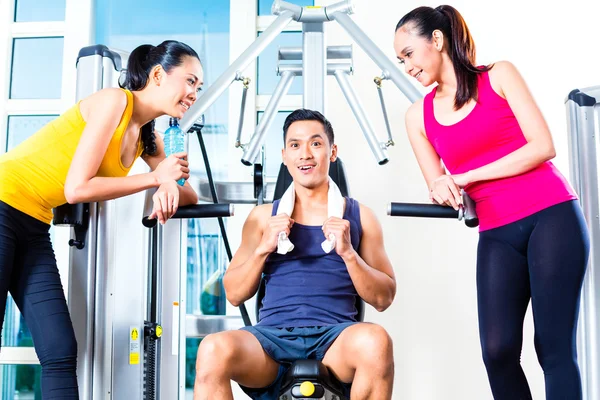 Vrouwen en man praten op gym — Stockfoto