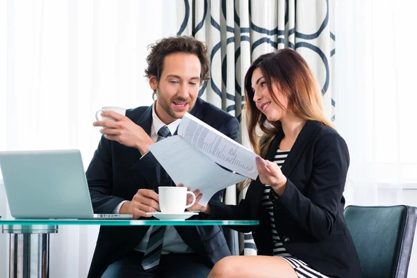 Chefe e assistente ou em hotel trabalhando juntos — Fotografia de Stock