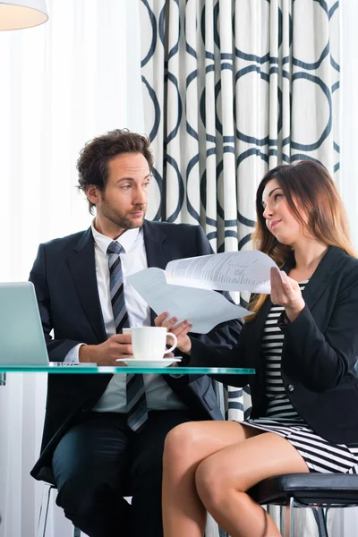 Capo e assistente o in hotel che lavorano insieme — Foto Stock