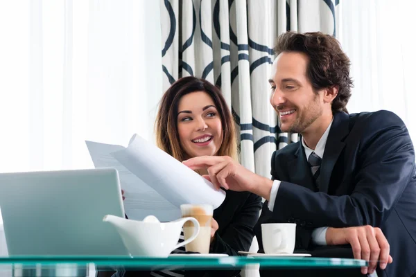 Boss en assistent of in het hotel werken samen — Stockfoto