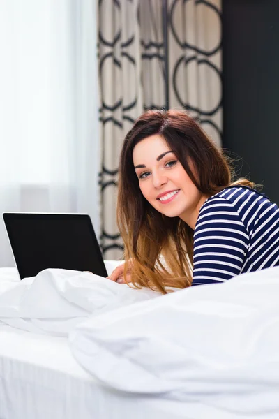 Mulher em Hotel na cama com wi-fi e computador — Fotografia de Stock