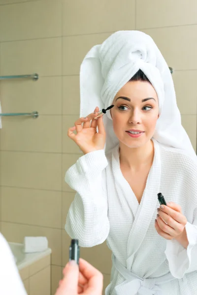 Giovane donna in accappatoio nel bagno dell'hotel — Foto Stock