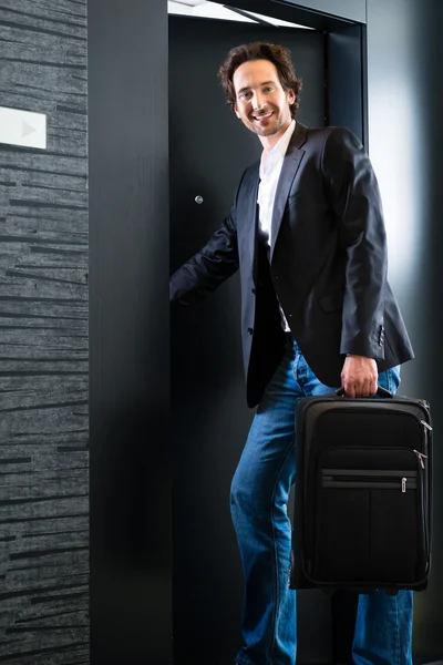Jonge gasten met bagage invoeren hotelkamer — Stockfoto