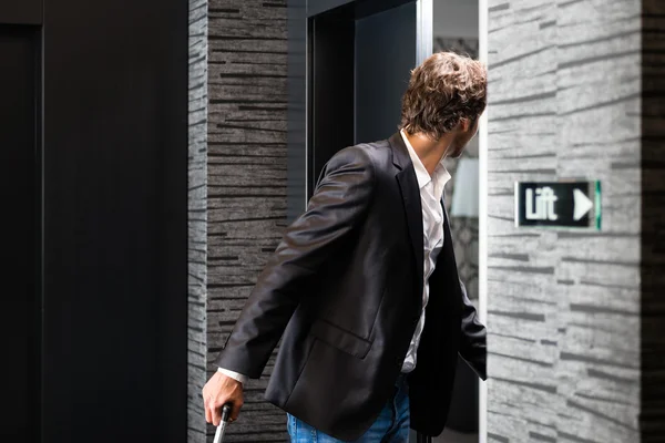 Young guest with luggage entering hotel room — Stock Photo, Image