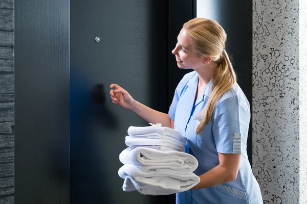 Service in the hotel, towels being changed — Stock Photo, Image