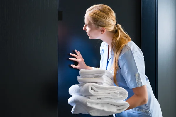 Service in the hotel, towels being changed — Stock Photo, Image