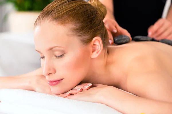 Vrouw met wellness-spa hot stone-massage — Stockfoto