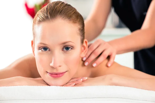 Femme ayant massage bien-être au spa — Photo