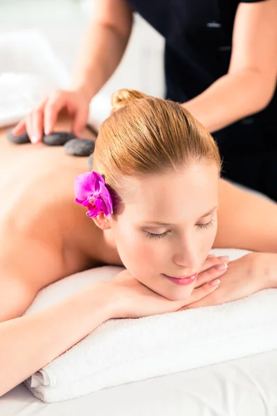 Vrouw met wellness-spa hot stone-massage — Stockfoto