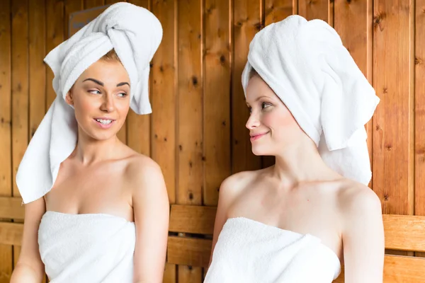 Mulheres no spa de bem-estar desfrutando de infusão sauna — Fotografia de Stock