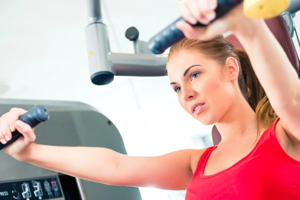 Entrenamiento de mujer en gimnasio o centro deportivo —  Fotos de Stock