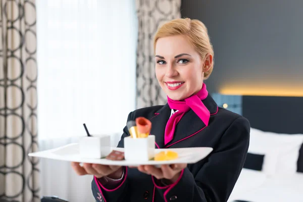 Serviço de quarto de hotel servindo comida — Fotografia de Stock