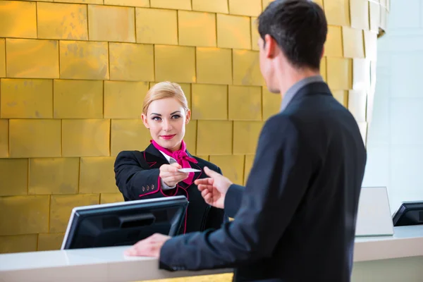 Hotel receptionist check in man giving key card — Stock Photo, Image