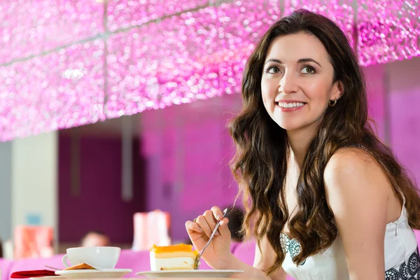 Giovane donna in gelateria — Foto Stock