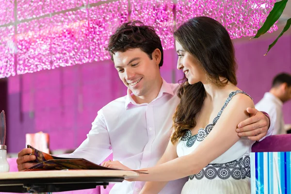 Casal desfrutando de seu tempo na sorveteria — Fotografia de Stock