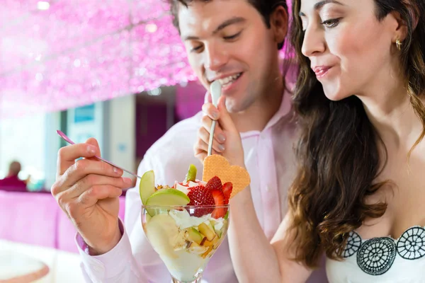 Casal desfrutando de seu tempo na sorveteria — Fotografia de Stock