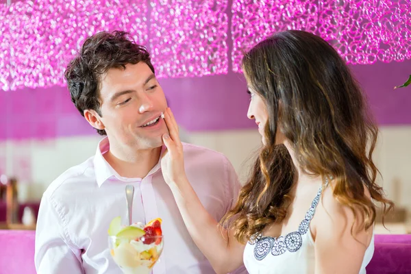 Pasangan menikmati waktu mereka di ruang tamu es krim — Stok Foto