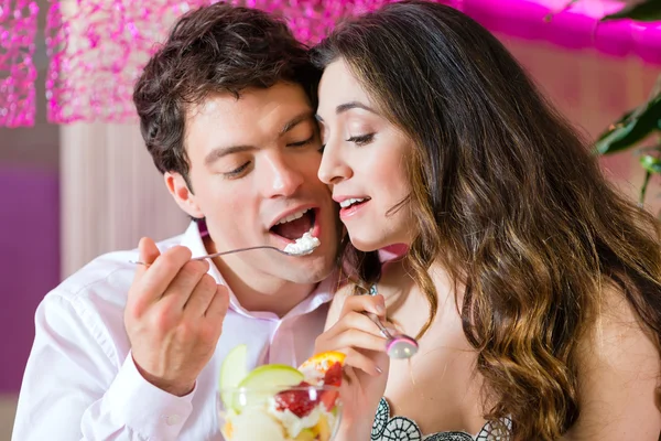 Casal desfrutando de seu tempo na sorveteria — Fotografia de Stock