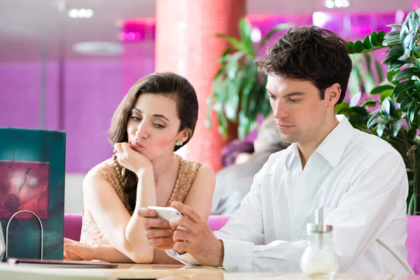 Par i café inte interagera men på telefon — Stockfoto