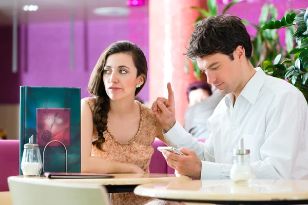 Pareja en la cafetería no interactuando, pero por teléfono —  Fotos de Stock