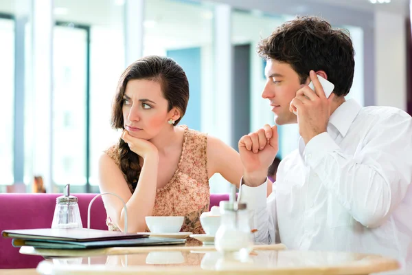 Couple in cafe not interacting but on phone — Stock Photo, Image