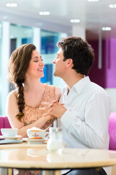 Jovem casal café abraçando e beijando — Fotografia de Stock