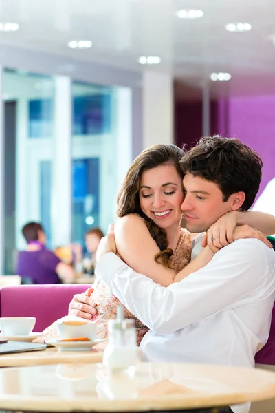 Jovem casal café abraçando e beijando — Fotografia de Stock