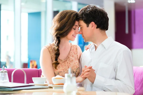 Jovem casal café abraçando e beijando — Fotografia de Stock