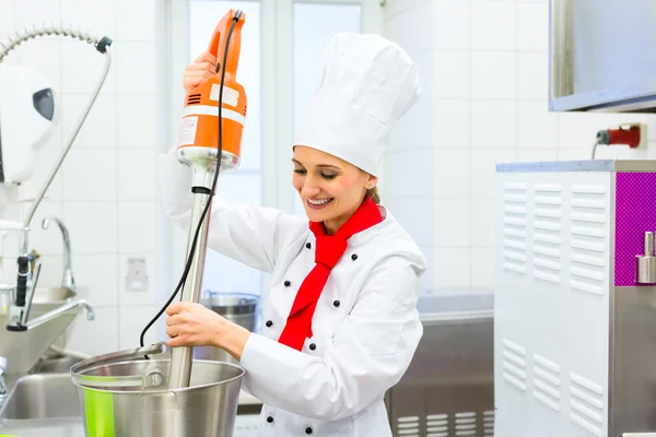 Chef-kok voorbereiding van ijs met keukenmachine — Stockfoto