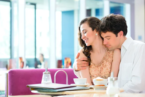 对年轻的夫妇咖啡馆拥抱和亲吻 — 图库照片