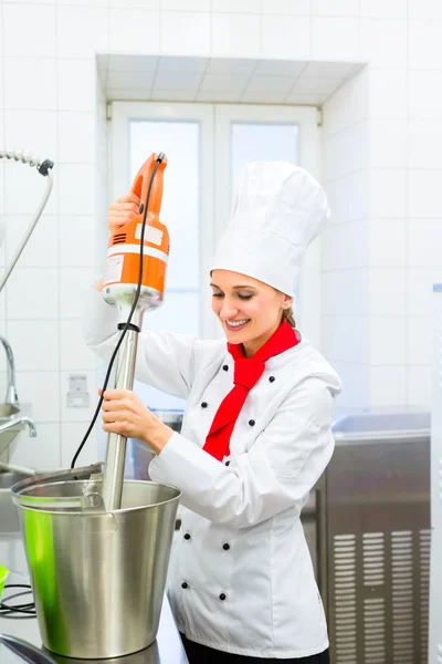 Koch bereitet Eis mit Küchenmaschine zu — Stockfoto