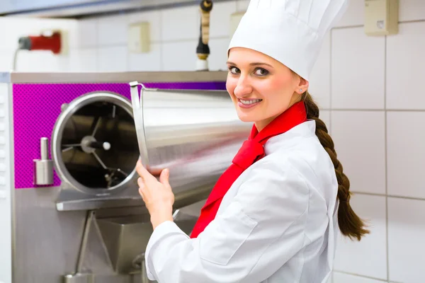 Šéfkuchař připravuje zmrzlinový stroj — Stock fotografie