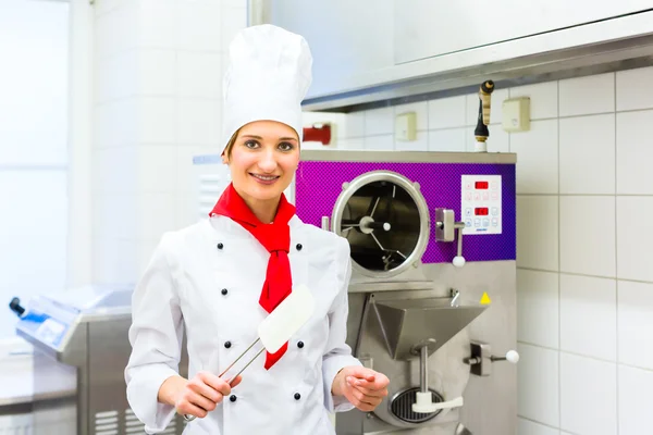 Szef kuchni przygotowuje lody z maszyny — Zdjęcie stockowe