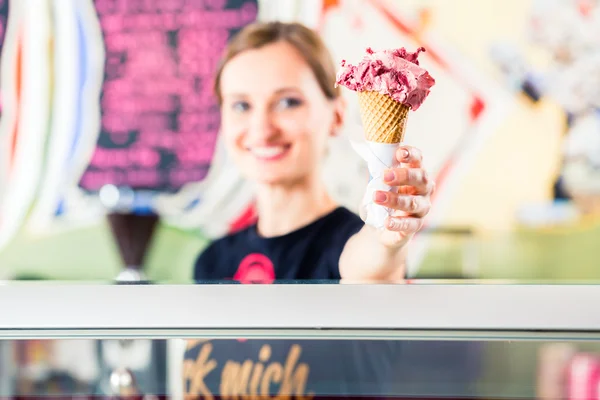 Gadis penjual menyerahkan wafer es krim di atas meja — Stok Foto