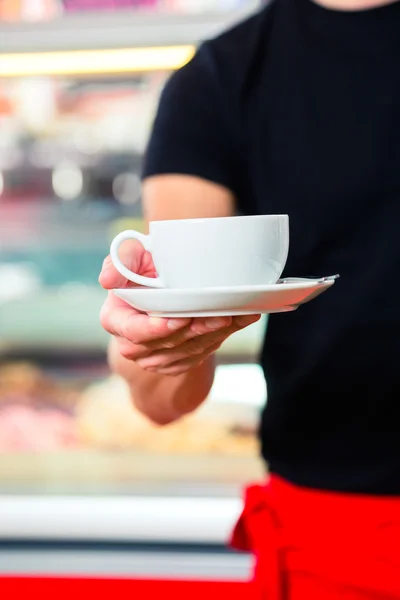 Empregado que trabalha no café de sorvete — Fotografia de Stock