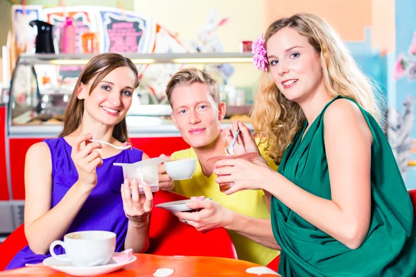 Friends eating ice-cream in cafe — Stock Photo, Image