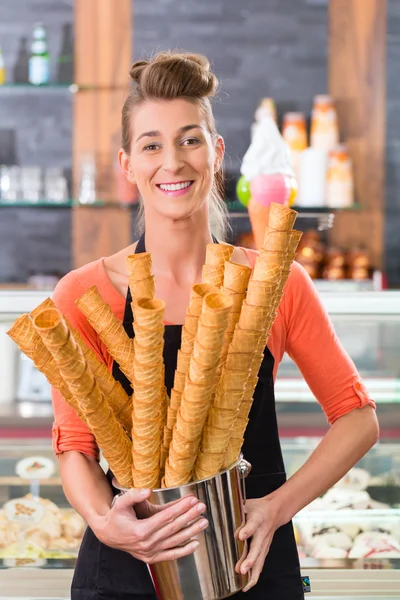 Female seller in Parlor with ice cream cone — Stock fotografie