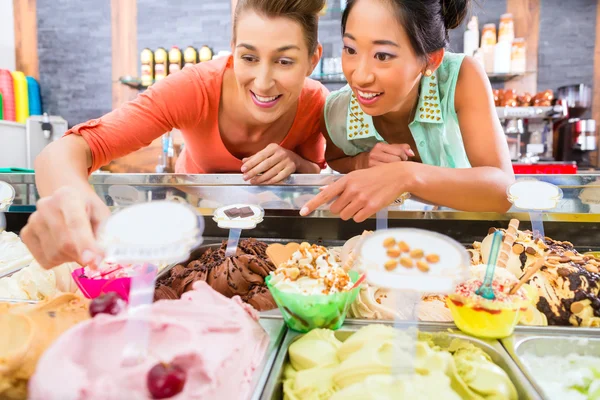 Salon mit vielen verschiedenen Eissorten — Stockfoto