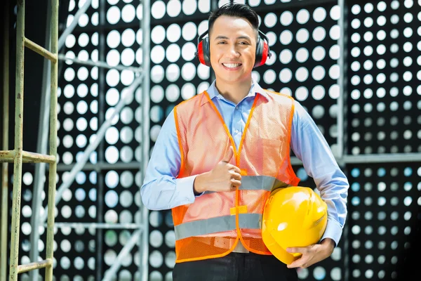 Asian Indonesian construction worker on building site — Stock Photo, Image